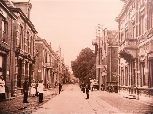 Hoofdstraat Met Magazijn De Katoenbaal